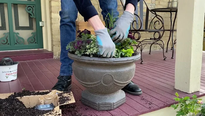 Shuffle foliage to mix everything together.