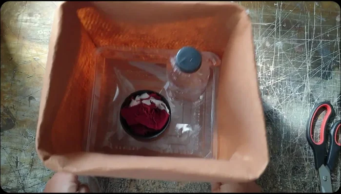 Cut out three pieces of felt (bottom and two sides).