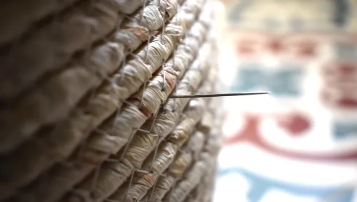 Trim the thread, leaving about 10cm, and tie a knot. Repeat around the basket 6-7 times.