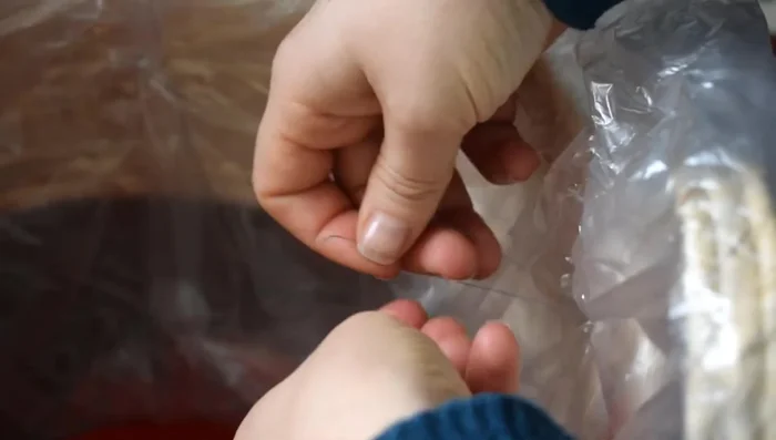 Trim the thread, leaving about 10cm, and tie a knot. Repeat around the basket 6-7 times.