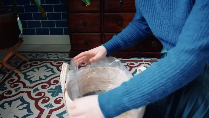 Place a weight (plate, saucer) at the bottom of the basket to hold the liner in place.