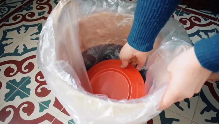 Place a weight (plate, saucer) at the bottom of the basket to hold the liner in place.