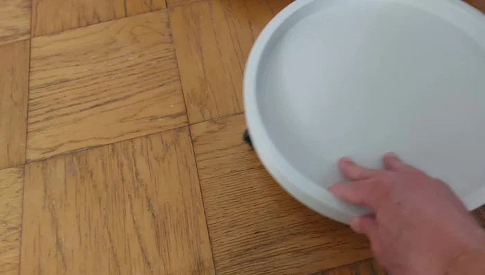 Place the planter pot onto the caddy. Check that the pot sits securely and is balanced. 