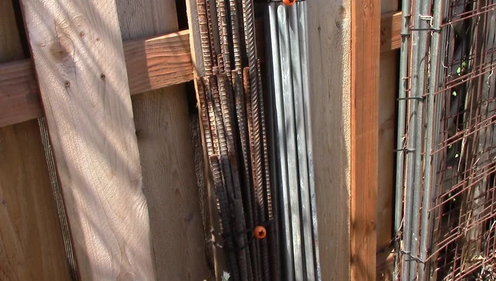 Gather the necessary rebar pieces to support the trellises (short ones for lighter crops).