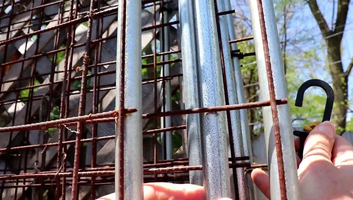 Gather the necessary rebar pieces to support the trellises (short ones for lighter crops).